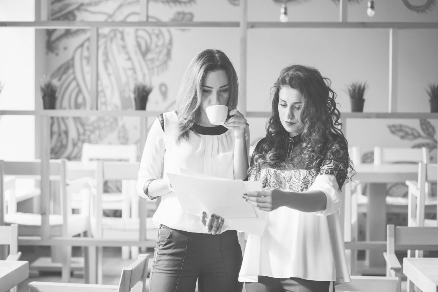 Equipo de atención al cliente de yolveranxio trabajando en consultas financieras